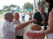 Встречают хлебом-солью гостей праздника